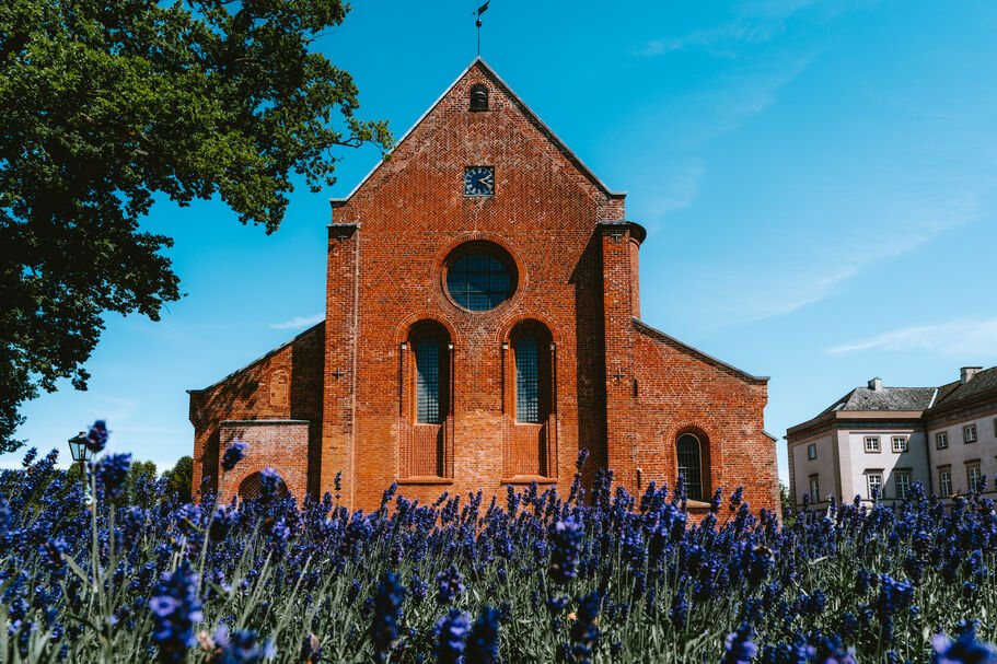 L'église de l'ancienne abbaye de Sorø, entourée de fleurs