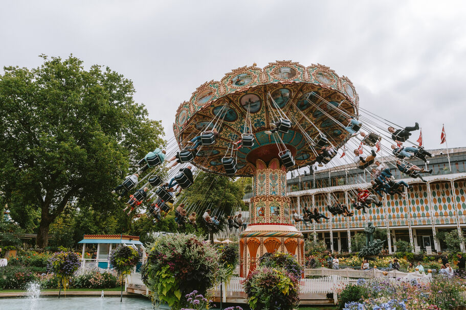 Le manège de Tivoli au milieu des fleurs