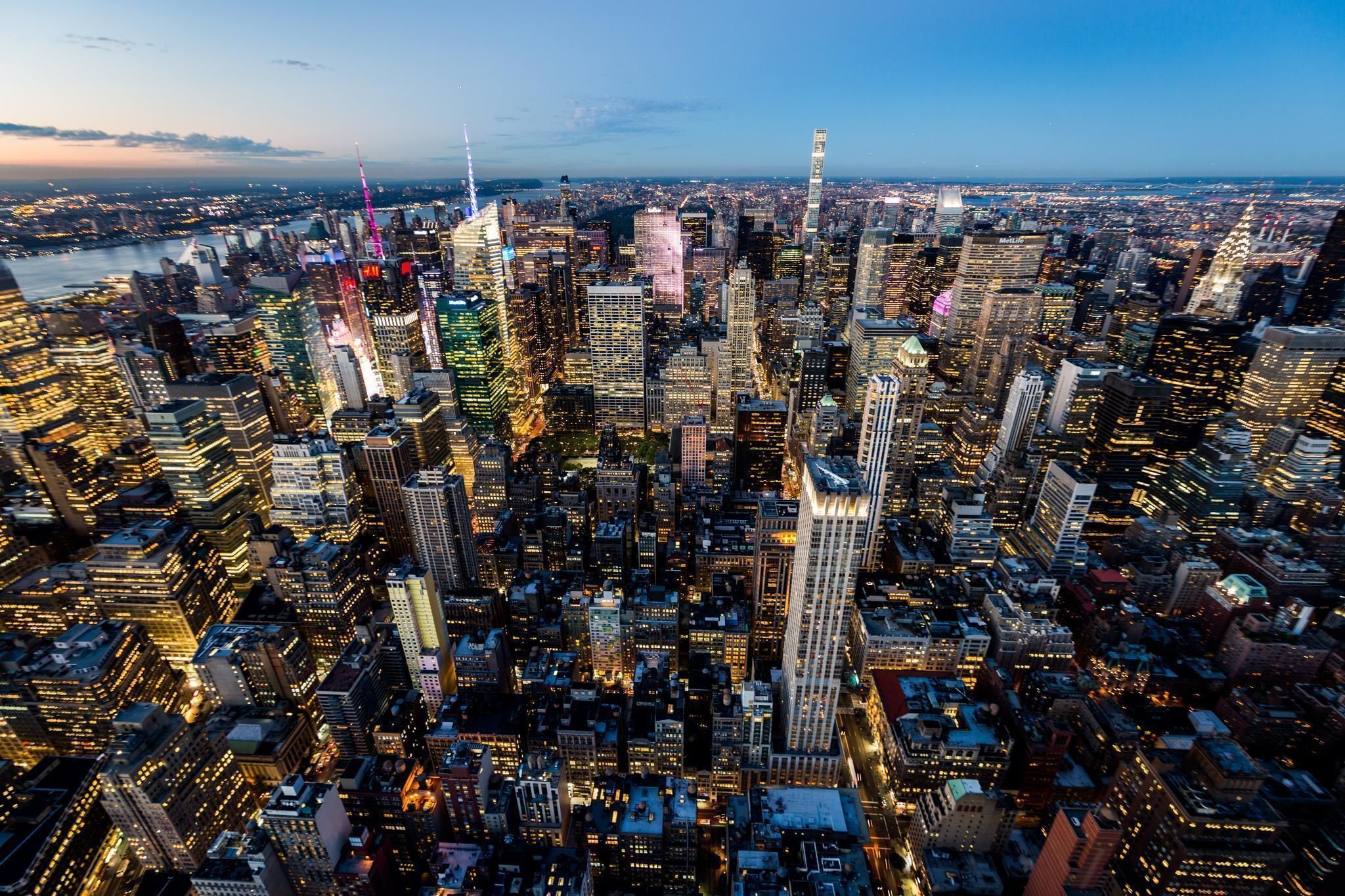 Les immeubles de Manhattan éclairés par le coucher de soleil