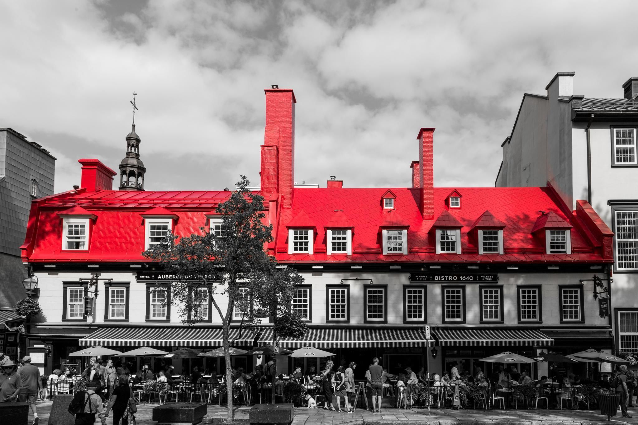 Un restaurant à la façade rouge à Québec