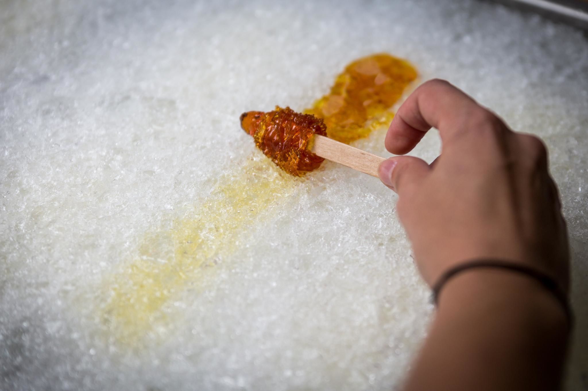 Céline en pleine tire d'érable