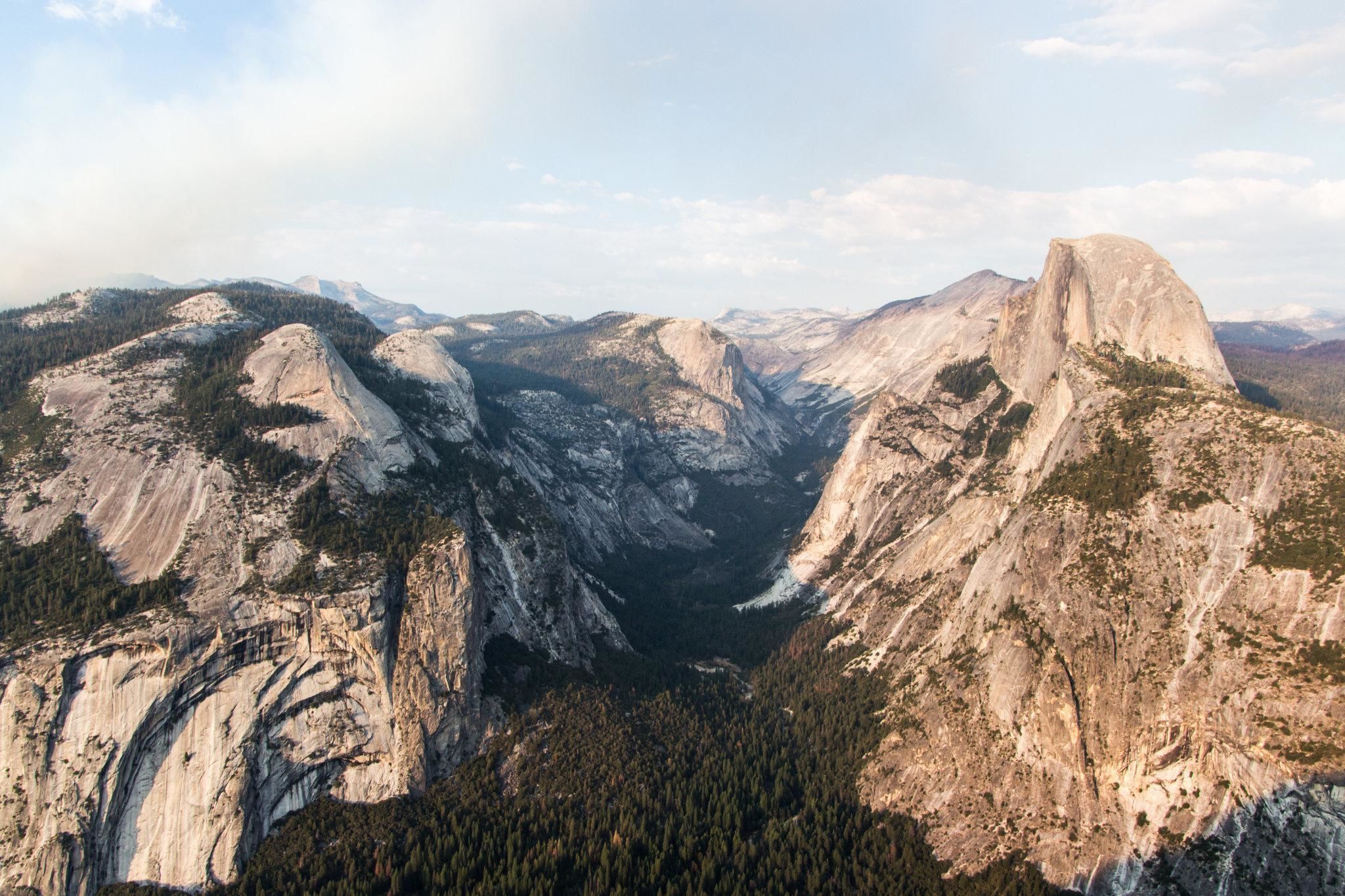 Le Half Dome vu depuis Glacier Point - on aperçoit la fumée de l'incendie sur la gauche