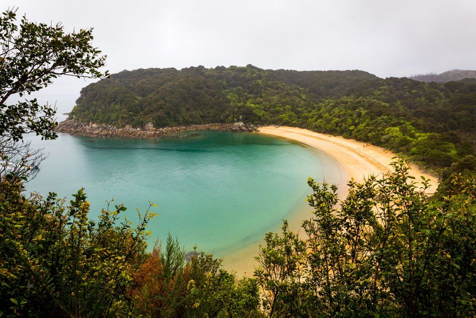 La baie de Te Pukatea, sous un ciel gris