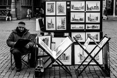 Un vendeur de tableaux sur la grand place de Bruxelles