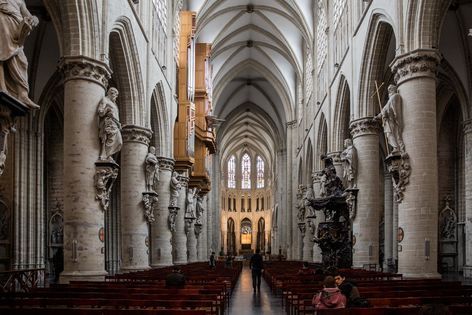 L'intérieur de la Cathédrale Saints-Michel-et-Gudule à Bruxelles