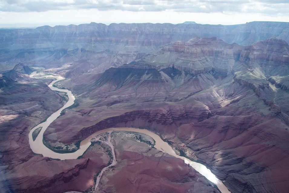 Vue d'hélicoptère du Grand Canyon