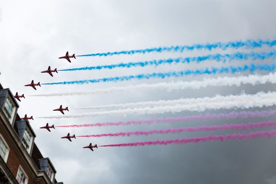 Survol de la patrouille britannique lors de Gay Pride 2016 à Londres