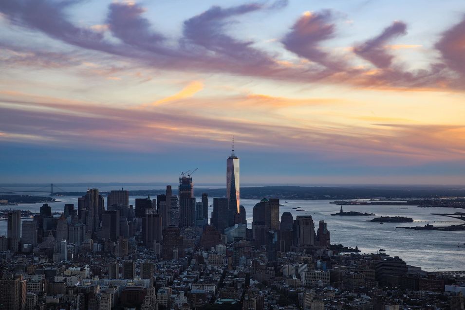 Le coucher de soleil se reflète dans la tour One du World Trade Center