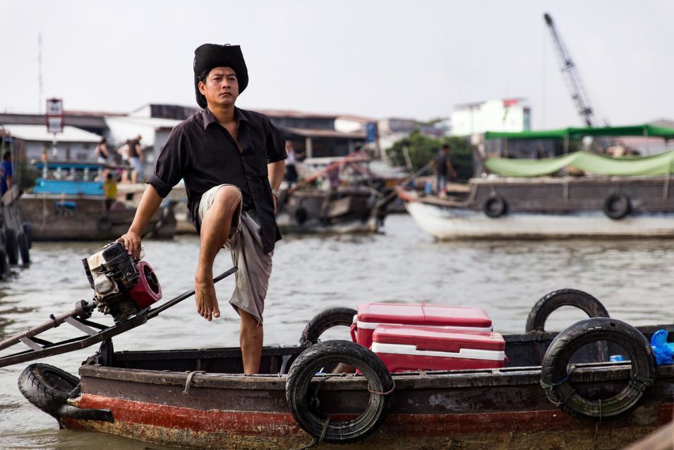 Un marchand ambulant dans les marchés flottants