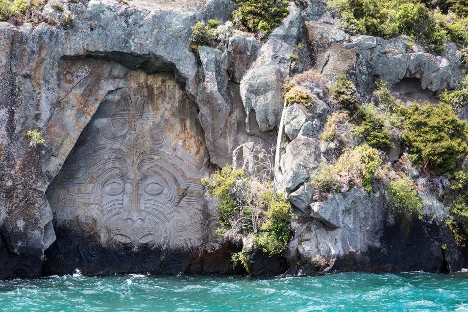 Lac Taupo - Maori Rocks